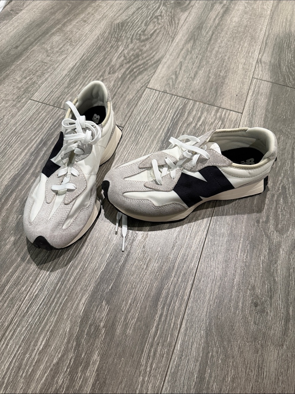 New Balance Men's White and Black Retro Runner Sneakers
